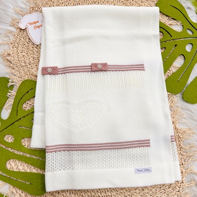  Saída de Maternidade Antônia- Off White com Rosê Manta Coração Dois Laços